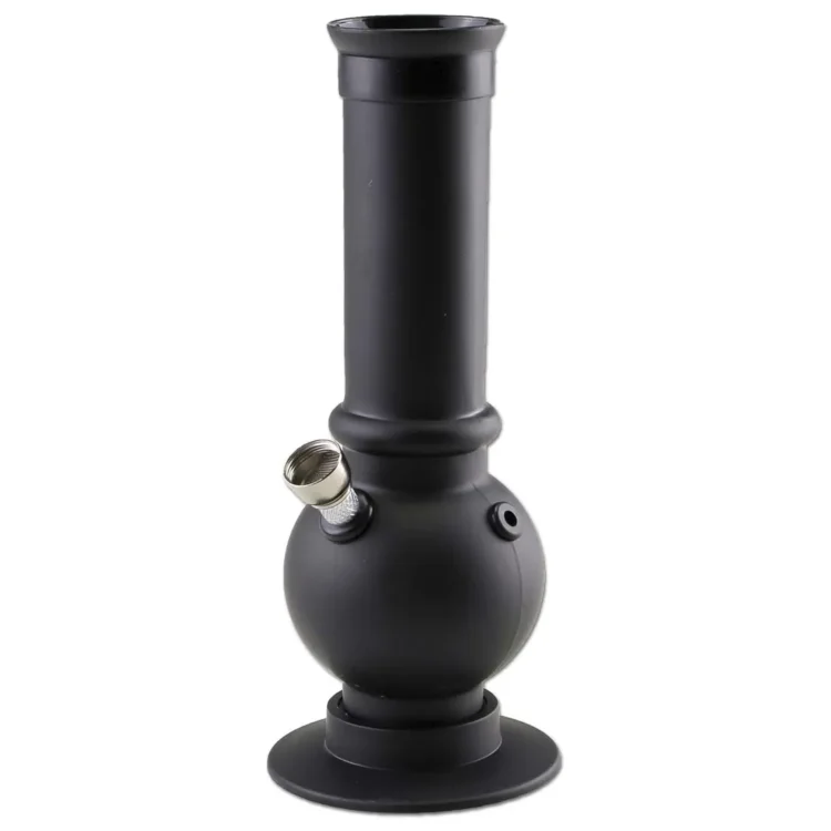 En sort boller med en glat, blank overflade fremstillet af akryl. Den har en rund, dyb form med en let udvidende nederste del og en smalere åbning. Kanten er let afrundet, hvilket giver et blødt udtryk. Bollen står stabilt på en flad base og har en let vægt, hvilket fremhæver det moderne design.