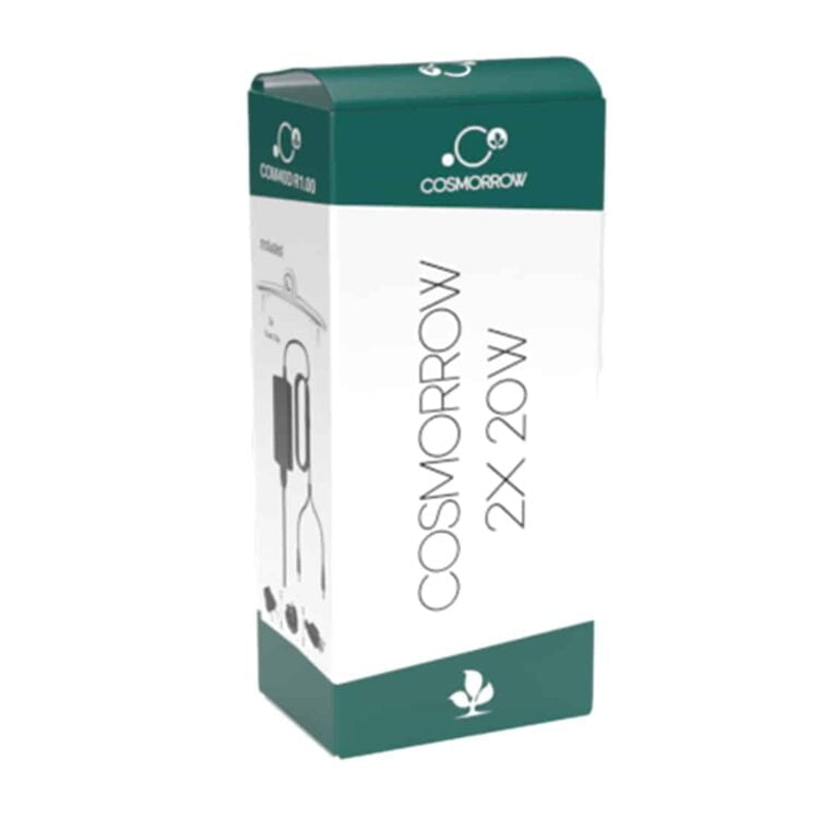 En sort strømforsyning med en mat overflade har en rektangulær form og en størrelse, der rummer to separate porte til tilslutning af ledninger. Hver port er markeret med en tydelig symbolik for strøm og spænding. En strømkabel med en rund, sort stikforbindelse er fastgjort til en af siderne, hvilket indikerer tilslutning til en strømkilde.