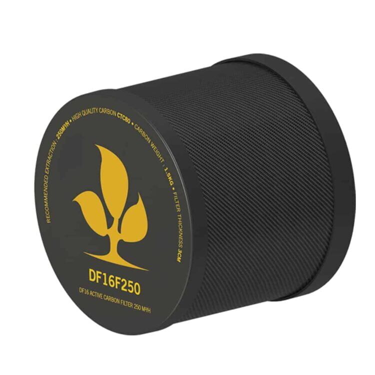 Et cylindrisk carbonfilter præsenterer sig med en sort, grov overflade og en perforeret metalgitterstruktur, der tillader luftgennemstrømning. Øverste del har en flad, rund kant med en skruemekanisme. Filteret er placeret på en hvid baggrund, hvilket skaber kontrast. Nederst er der en etikette med tekniske specifikationer i sort tekst på en lys baggrund.