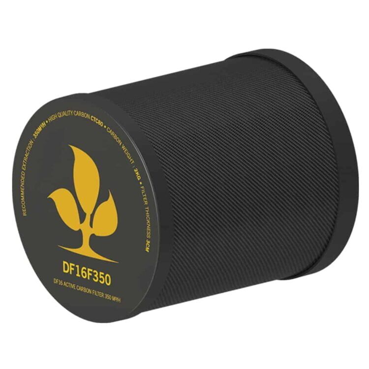 Et cylindrisk kulfilter i sort, med en perforeret metaloverflade og en skrueforbindelse i toppen. Filteret har en glat, mat tekstur og visse synlige ridser. På siden er der en tydelig inskription, der angiver specifikationer. Bunden er flad og stabil, og filterets diameter er ensartet hele vejen ned. Det præsenterer sig som et funktionelt element til luftfiltrering.