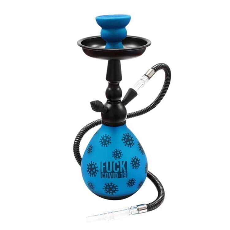 En shisha med en højde på 33 cm præsenterer sig med en glinsende, blå metalbund. Den har en gennemsigtig glasskål i bunden, som er dekoreret med et bølget mønster. Slangen er lavet af blødt, sort plastik, der er fastgjort til en kromfarvet metalventil. Øverste del har en glat, rund form med en sort skål til tobaksprodukter.
