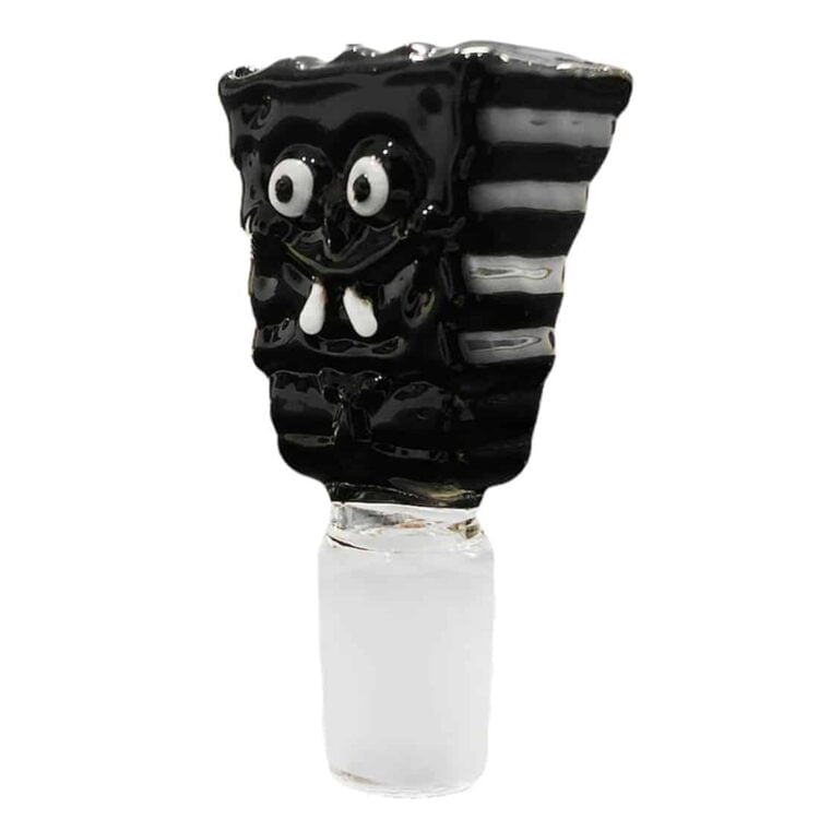 En skål i sort glas præsenteres med en glat, blank overflade, der reflekterer lys. Den har en rund form med en let udvidende kant, der skaber en elegant silhuet. Indersiden er glat og skinnende, mens ydersiden har en mat finish, der tilføjer tekstur. Skålen står stabilt på en flad bund, hvilket giver en moderne og stilfuld fremtoning.