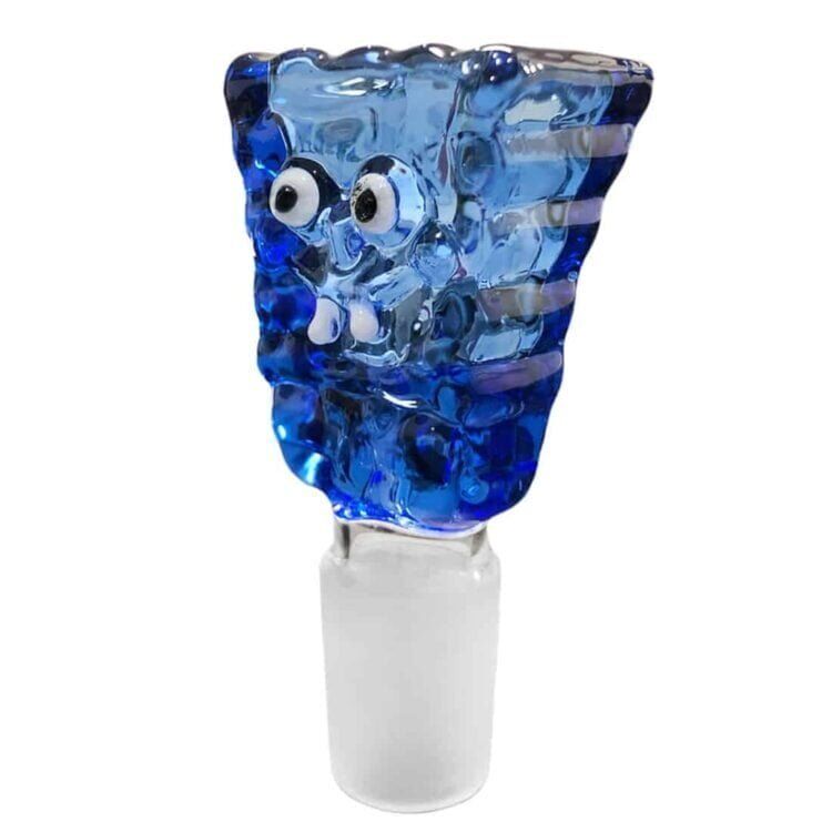 En blød, rund skål i klart blå glas præsenterer sig med en glat overflade, der fremhæver dybden i farven. Skålens kant har en let bølget form, hvilket tilføjer en organisk elegance. Indvendigt reflekterer glasset lyset, hvilket skaber en glitrende effekt, mens den ydre overflade er mere mat og ensartet.