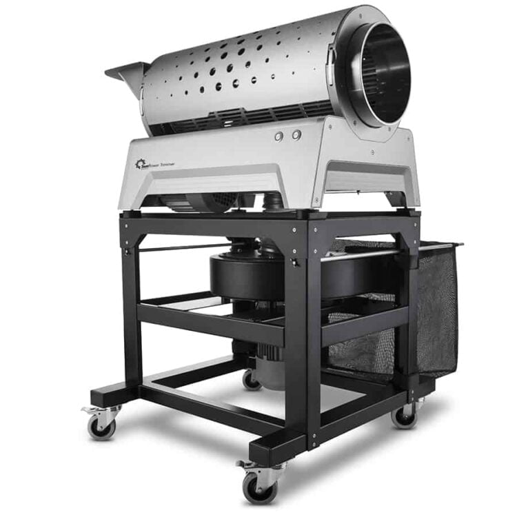 En automatisk trimmer i metal med en børstet overflade præsenterer en cylindrisk form, der afsluttes med en skarp, rund skærekant. Trimmerens håndtag er ergonomisk designet, med en sort gummibelægning for bedre greb. Øverst er der en lille, indbygget ledning til strømforsyning, mens trimmerens base har ventilationsåbninger for varmeafledning. Farverne domineres af sølv, sort og grå nuancer.