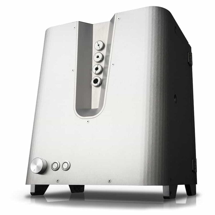 En maskine med en robust metalramme pryder overfladen, domineret af en skinnende gul farve. Den har flere cylindriske dele, der er arrangeret i en cirkulær formation. Knive og tænder er synlige, hvilket indikerer en funktion til skæring eller trimming. Overfladen er glat med en mat finish, og der er synlige skruer og samlinger, der holder komponenterne sammen.