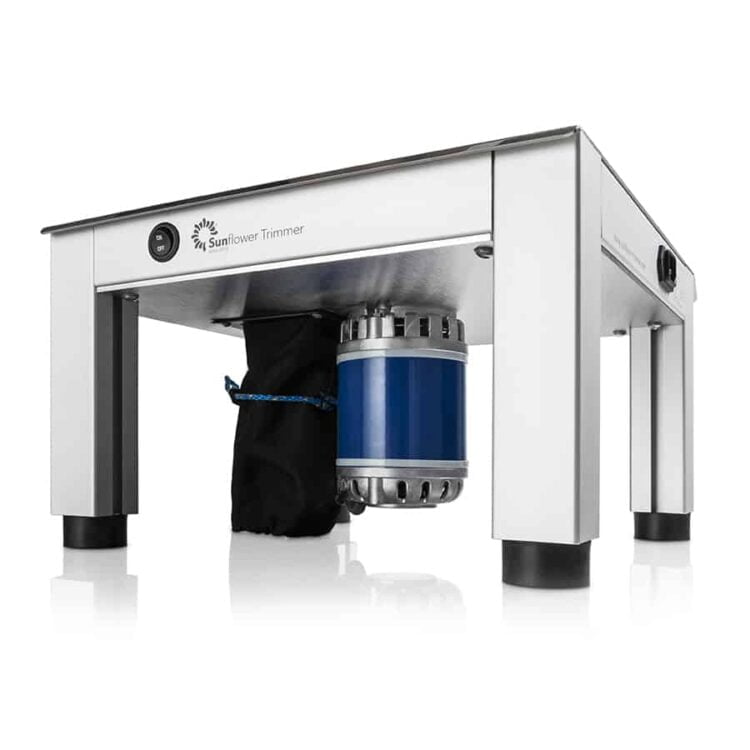 En kompakt trimmer præsenteres med en glat, sort plastikoverflade og et ergonomisk design. Den har en rund form med en tydelig knap i lys grøn farve, som er placeret på siden. Trimmerens skær er i rustfrit stål, og der er en subtil grå detalje langs kanten. Den er let og bærer et minimalistisk udtryk.