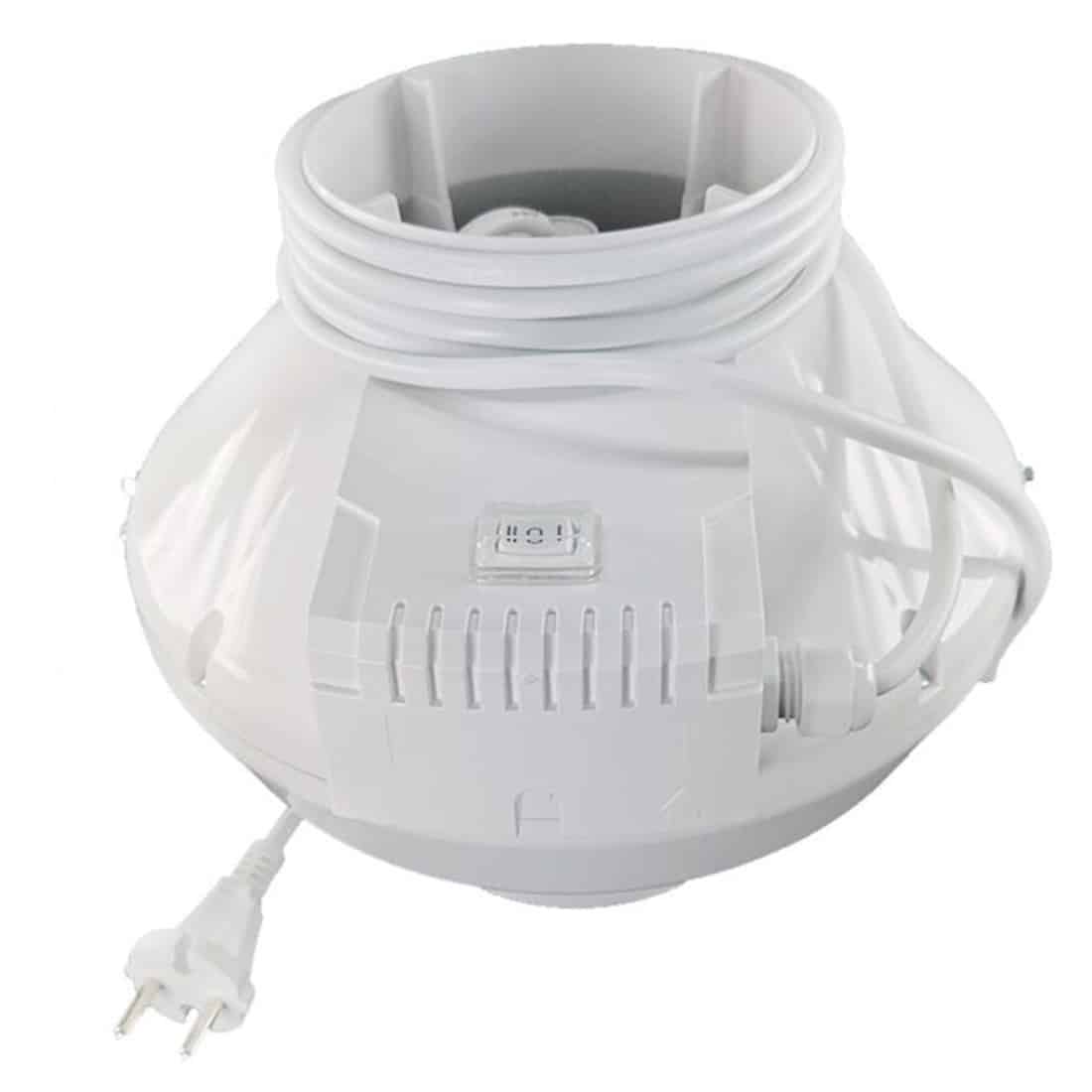 En cylindrisk ventilator med en diameter på 100 mm præsenterer sig i en mat, sort plastfinish. Den har en perforeret frontgitter med jævnt fordelte åbninger, der muliggør luftstrøm. Baggitteret er glat, og der er en justerbar hastighedsindstilling repræsenteret ved en drejeknap. Ventilatorens kompakte design gør den velegnet til montering i trange rum.