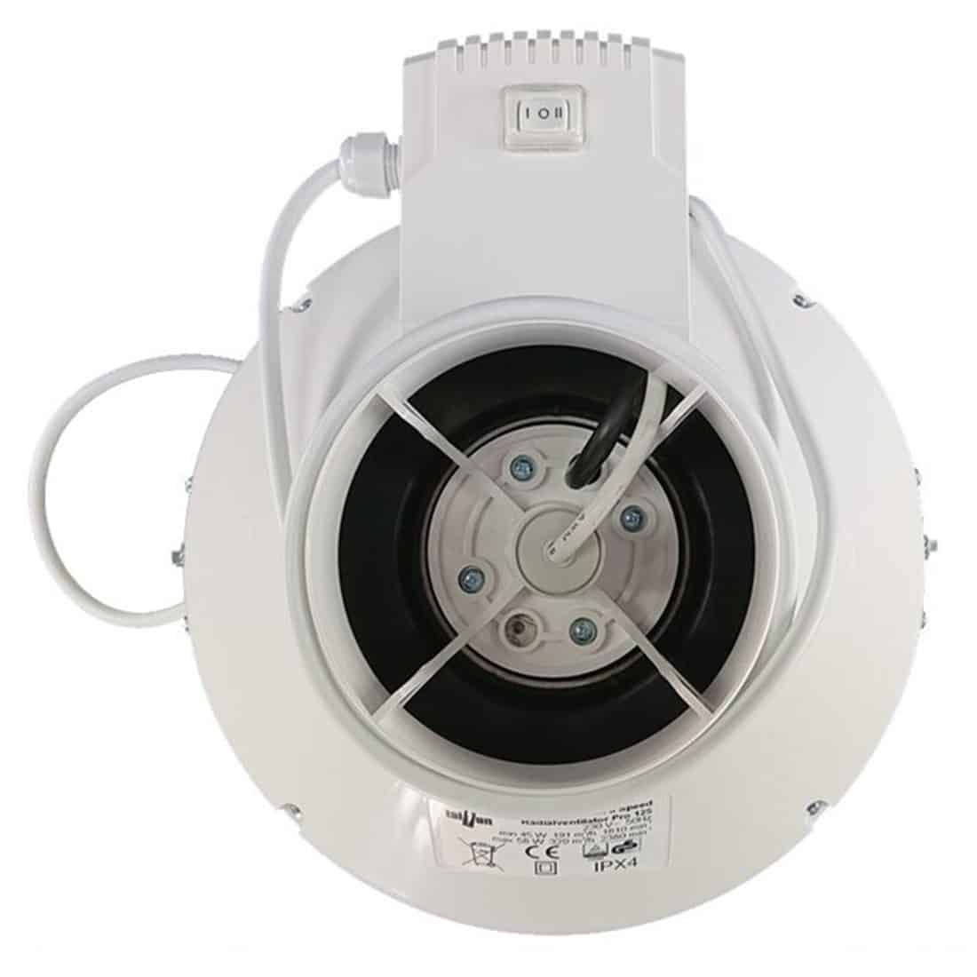 En cylinderformet ventilator med en diameter på 100 mm præsenterer sig i en mat sort finish. Det har en robust, plastisk overflade med en glat tekstur. På fronten findes en gitterstruktur, der dækker rotorbladene, mens en rund, sort knap med en hvid pil indikerer justering. Ventilatorens design er kompakt og funktionelt, med en klar fokus på effektivitet.