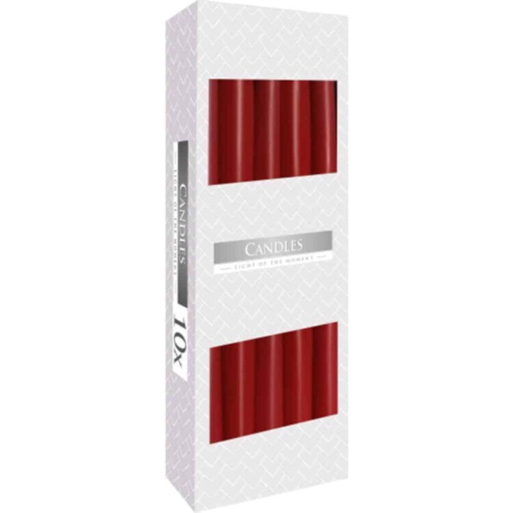 Et taperlys i en dyb bordeauxfarve pryder en ensfarvet overflade. Lyset har en cylindrisk form med en glat, ensartet tekstur, der reflekterer et blødt lys. Toppen er flad og skarp, mens bunden er lidt tykkere, hvilket giver stabilitet. Det måler 24 cm i højden og 2,2 cm i diameter, ideelt til dekorative formål.