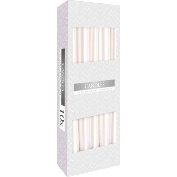 Et taper stearinlys i perlehvid farve måler 24 cm i højden. Det har en glat, cylindrisk form og en ensartet overflade uden synlige ujævnheder. Øverst er det spidset, hvilket giver en elegant afslutning. Bunden er flad for stabilitet. Lysfarven har en let varm undertone, der skaber en blød og indbydende atmosfære.