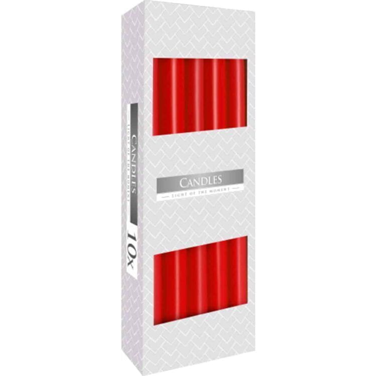 Et langt, cylindrisk stearinlys i en dyb rød farve pryder overfladen. Lyset har en glat og ensartet tekstur uden synlige urenheder. Øverste del er flad, mens bunden er lige og jævn, hvilket sikrer stabilitet. Stearinlyset måler 24 cm i højden og har en diameter, der skaber en harmonisk proportion.