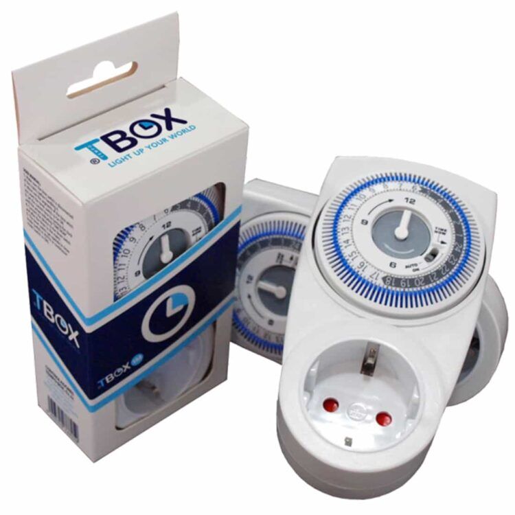 En rektangulær kasse i hvid plast med en glat overflade pryder midten. Kassen har afrundede kanter og en enkel, minimalistisk design. På forsiden sidder en sort håndtag, der muliggør nem åbning. Kassen har en let skrå top, hvilket giver en moderne æstetik. Der er ingen synlige mærker eller tekst på overfladen.