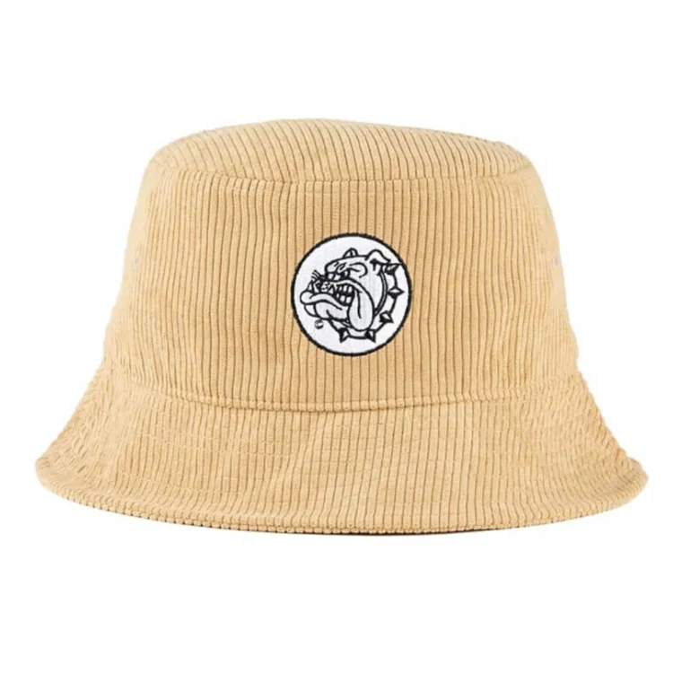 En beige bucket hat med en blød, stoflig tekstur. Hatten har en bred, bøjelig skygge, der giver skygge til ansigtet. På forsiden er der en broderet logo i kontrastfarve, som tilføjer et subtilt præg. Den indvendige kant er forsynet med en elastisk søm, der sikrer en god pasform. Hatten har en afslappet og moderne stil.