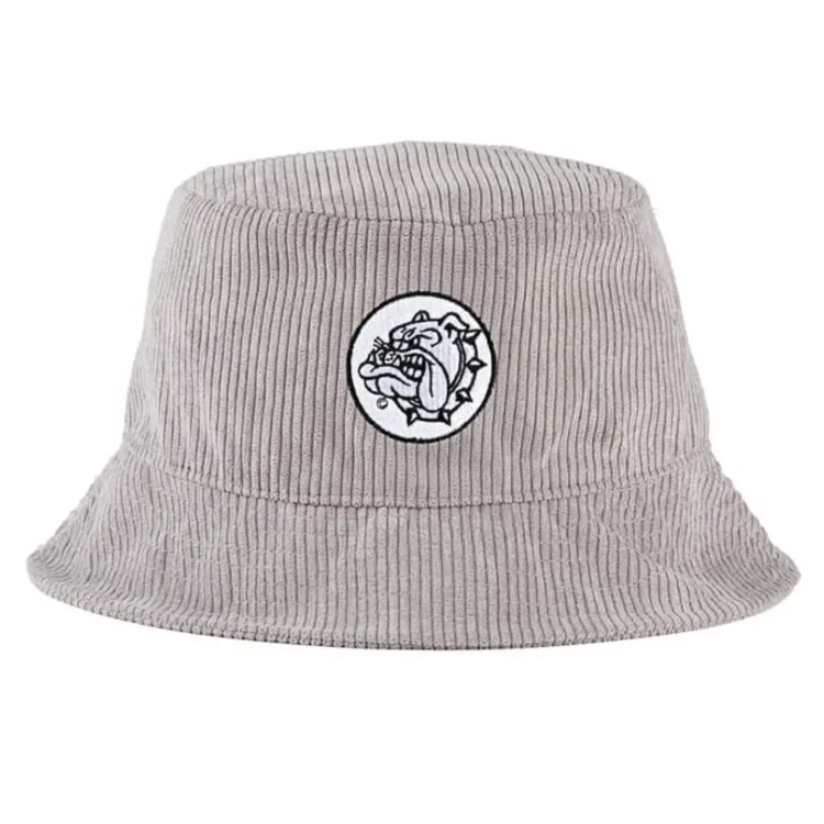 En grå bucket hat i et blødt, ensartet stof med en mat overflade. Hatten har en bred skygge, der buer let nedad. På fronten pryder en broderet tekst, der står i kontrast til den grå baggrund. Størrelsen er rummelig, og indersiden har en simpel, ensfarvet finish. Sømmen er diskret og ensartet hele vejen rundt.