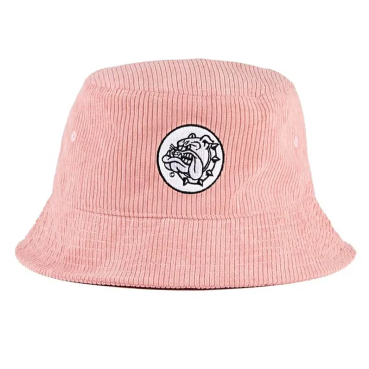 En rosa bølget bucket hat pryder det bløde stof, der har en let glans. Hatten har en bred skygge, der bøjer nedad, og er dekoreret med broderede detaljer, der fremhæver et stiliseret design. Det indvendige har en ensfarvet finish, mens sømmene er præcise og veludførte, hvilket giver en robust, men samtidig afslappet æstetik.