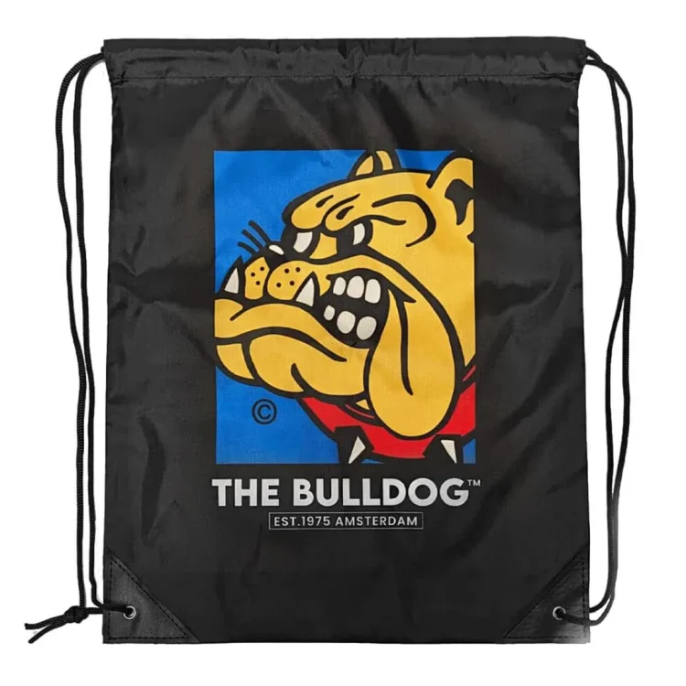 En rygsæk i sort nylon med en glat overflade og en praktisk snorlukning. Tasken har en rektangulær form og er udstyret med to justerbare snore, der fungerer som skulderremme. Foran er der et diskret logo i hvid, som tilføjer kontrast. Den sorte farve giver et minimalistisk og moderne udtryk, ideel til daglig brug.