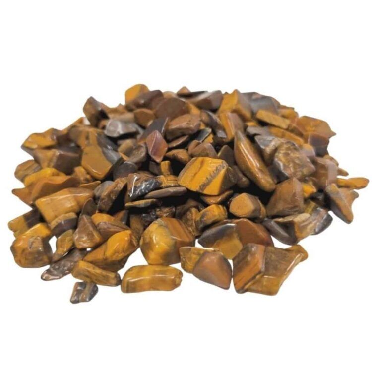 Tigerøje ædelsten chips præsenteres i nuancer af brun, gylden og sort. De små, uregelmæssige stykker har glatte overflader og varierer i størrelse. Mønstrene på hver chip er unikke med striber og farveovergange, der giver et naturligt og organisk udtryk. Ædelstenene er pakket i en gennemsigtig pose, der fremhæver deres glans og tekstur.