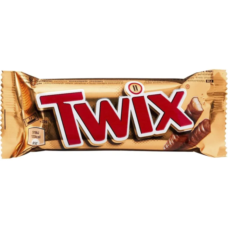 Twix-chokoladebaren præsenterer sig med en gylden emballage, prydet med rød og hvid tekst. Den er indpakket i en mat overflade med en glinsende finish. To aflange stykker er synlige, hver med en sprød kiksbund, dækket af et lag karamel og en glat chokoladeovertræk. Logoet og produktinformation er placeret centralt på emballagen.