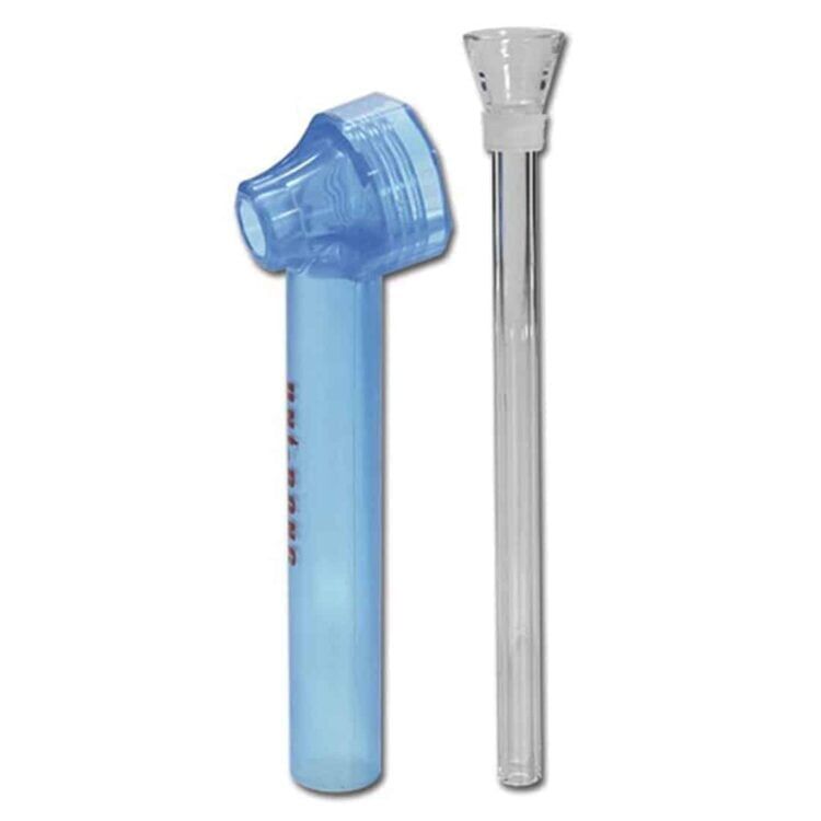 En blå bongmaker i plast med en længde på 160 mm præsenterer en glat overflade og en ergonomisk form. Den har en buet, cylindrisk struktur med en bred åbning i den ene ende. På siden ses en indgraveret tekstur, der giver et godt greb. Kanten er let afrundet, hvilket bidrager til det samlede bløde design.