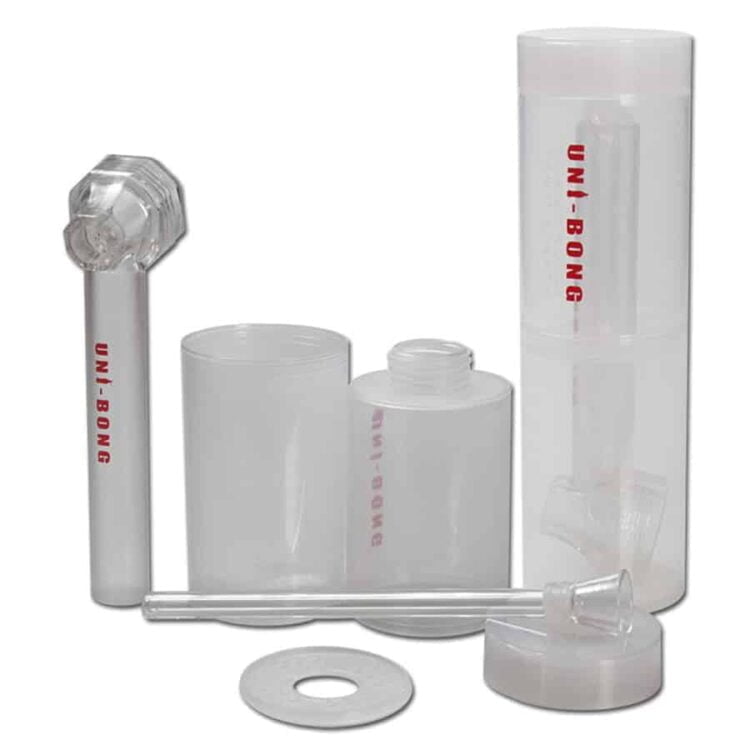 Rejsekit i en praktisk, rektangulær form med en mat overflade. Det har en dyb blå farve og er udstyret med en lynlås i kontrastfarve. Indersiden præsenterer forskellige rum til opbevaring, herunder netlommer og elastiske stropper. Mærkater med symboler er synlige på indersiden, hvilket angiver forskellige funktioner. Kittet måler 20 cm i længden.