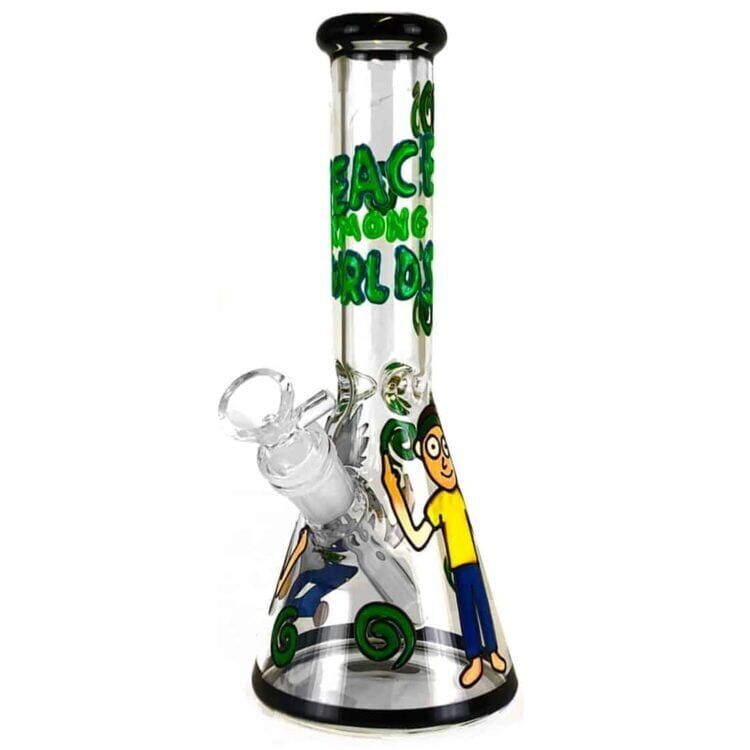 En figur i farverig plastik med en højde på 25 cm, der forestiller en dreng. Drengen har en sort T-shirt med grafisk tryk, lyseblå bukser og sorte sko. Håret er brunt og kort, ansigtstrækkene er enkle med store øjne. Hænderne er udstrakt, og der er en let glans på overfladen, hvilket giver et livligt indtryk.