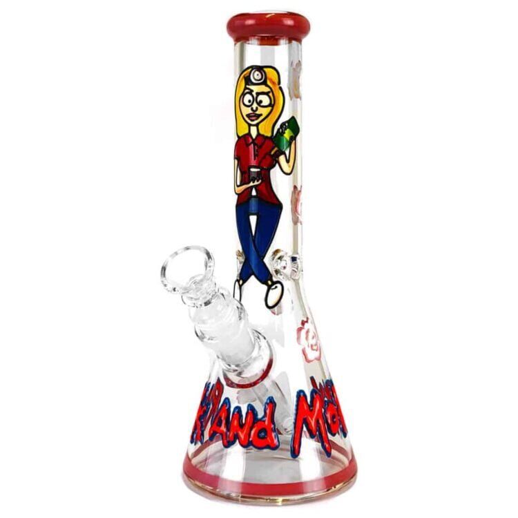 En figur af en ung pige med en cartoon-inspireret stil præsenterer et farverigt design. Hendes hår er lyst og voluminøst, mens hun bærer en lyserød bluse med grafiske mønstre. Bukserne er mørke med en afslappet pasform. Ansigtstrækene er enkle med store øjne og et smil, hvilket giver hende et venligt udtryk. Figuren står på en lille, firkantet base.