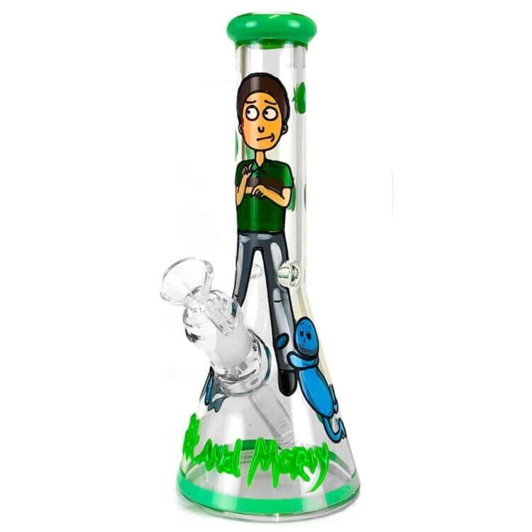 En figur med en cartoonagtig stil står i en afslappet positur. Den har en lys blå jakke med sorte detaljer og en hvid t-shirt. Ansigtet er smilende med store, udtryksfulde øjne og en lille næse. Bene er iført sorte bukser, mens skoene er farverige. Figuren har en kort frisure og udstråler ungdommelig energi.