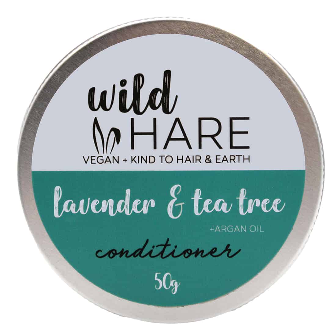 En solid balsam i en rund, flad form præsenterer sig i en lys, lavendel farve med let grønne undertoner. Overfladen er glat og skinnende, med en let voksagtig tekstur. Et minimalistisk etikett pryder toppen, prydet med grafiske elementer i sort og hvid, der angiver produktets indhold af lavendel og tea tree. Størrelsen er kompakt, ideel til opbevaring.