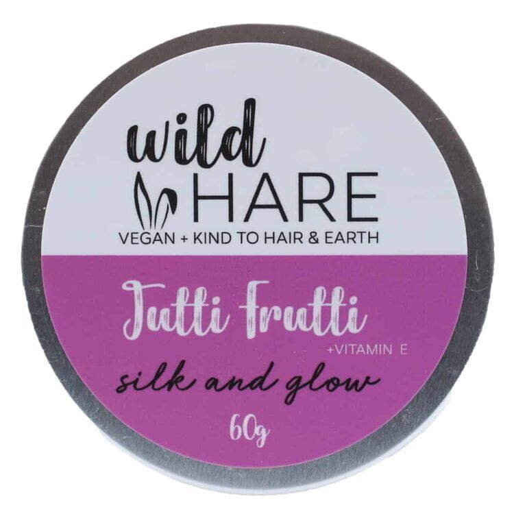 En solid shampoo i en rund, flad form med en blød, glat overflade. Farven er en lys, lysende gul med små, farverige prikker, der skaber et frugtagtigt udtryk. Produktet vejer 60 gram og har en tydelig tekstur, der indikerer naturlige ingredienser. Ingen synlige emballager eller dekorative elementer er til stede.