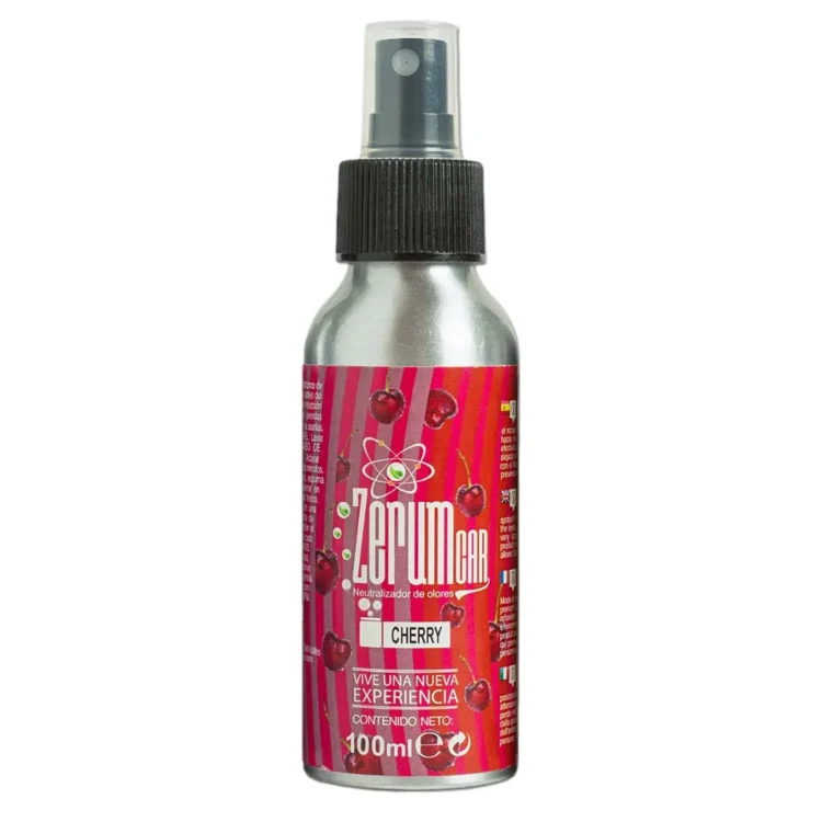 En sprayflaske med en slank, transparent form pryder et farverigt etiketdesign. Etiketten domineres af en dyb kirsebærrød farve, prydet med grafiske kirsebærillustrationer. Flaskens låg er sort og har en fin, blank finish. Sprøjtehovedet er sølvfarvet, og flasken indeholder 100 ml. Teksten er tydeligt trykt i hvid og sort.