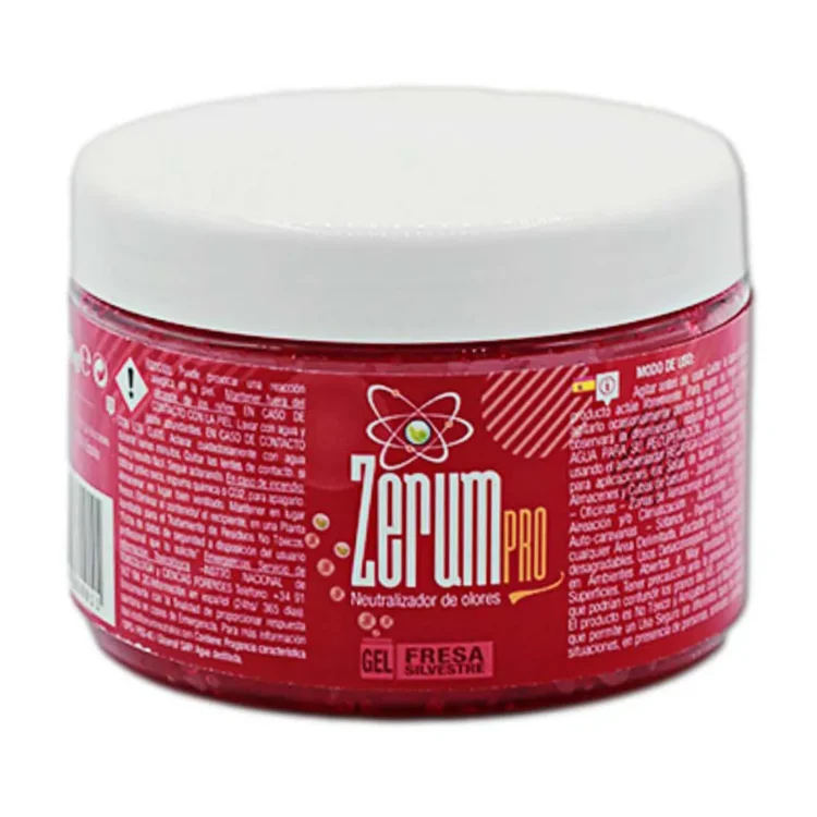 En klar, gennemsigtig beholder indeholder en lyserød gel med en glat, ensartet konsistens. Overfladen er skinnende og reflekterer lys, hvilket fremhæver gelens farve. Etiket på beholderen præsenterer produktnavnet "ZerumPro" i tydelig, sort skrift, mens der er illustrationsdetaljer af jordbær i forskellige nuancer af rød og grøn. Beholderen har en skruelåg i hvid plast.