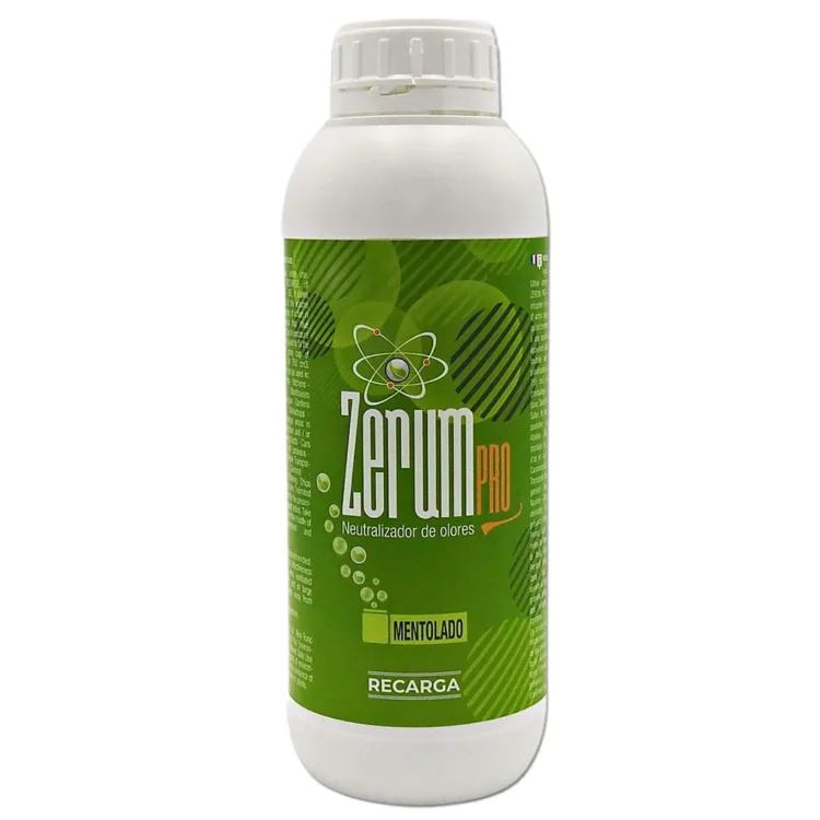 En gennemsigtig flaske med en slank, cylindrisk form indeholder en klar væske, der har en let grønlig nuance. Flaskens etiket er hvid med sort tekst og grønne detaljer. Der er en praktisk skruelåg i sort plast øverst. Et ikonisk mentholsymbol pryder etiketten, hvilket indikerer indholdets karakter. Flasken står på en neutral overflade, hvilket fremhæver dens design.