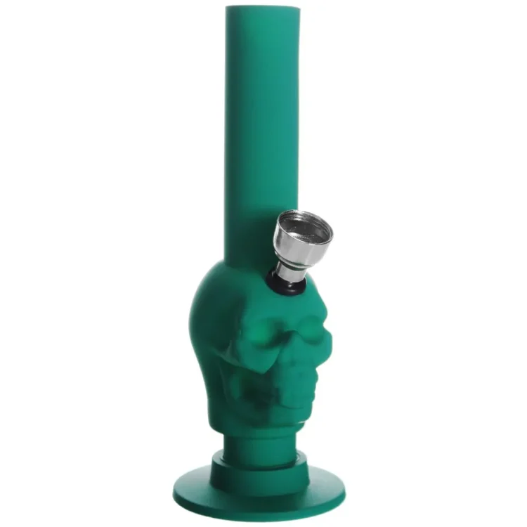 Champ High Mini Rubber Skull Bong præsenterer sig i en lys grøn farve med en struktureret overflade, der simulerer gummi. Formen er en stiliseret kranium med markante ansigtstræk og hulrum for røgkanalen. Der findes en gennemsigtig skål i toppen, som er synlig i kontrast til den matte tekstur. Dimensionerne er kompakte, med en højde på 15 cm.