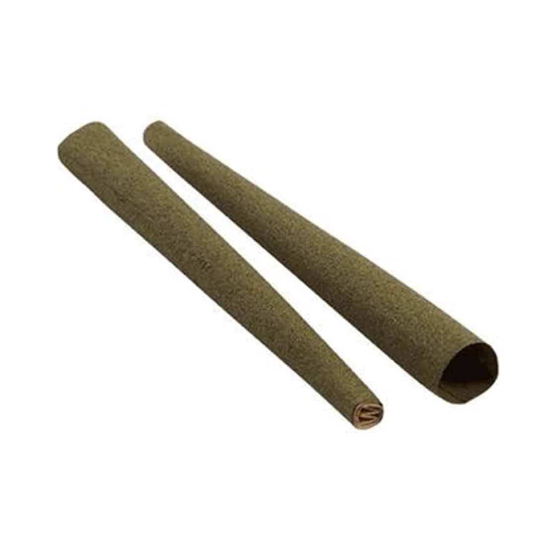 Premium hampcones præsenteres i en kraftig, transparent emballage med en mat overflade. Cones er aflangt koniske med en let ribbet tekstur, der fremhæver hampens naturlige farver i nuancer af beige og grøn. Der er en snip på toppen til nem lukning, og emballagen indeholder små tekstede elementer, der angiver produktinformation. Bunden er flad og stabil.