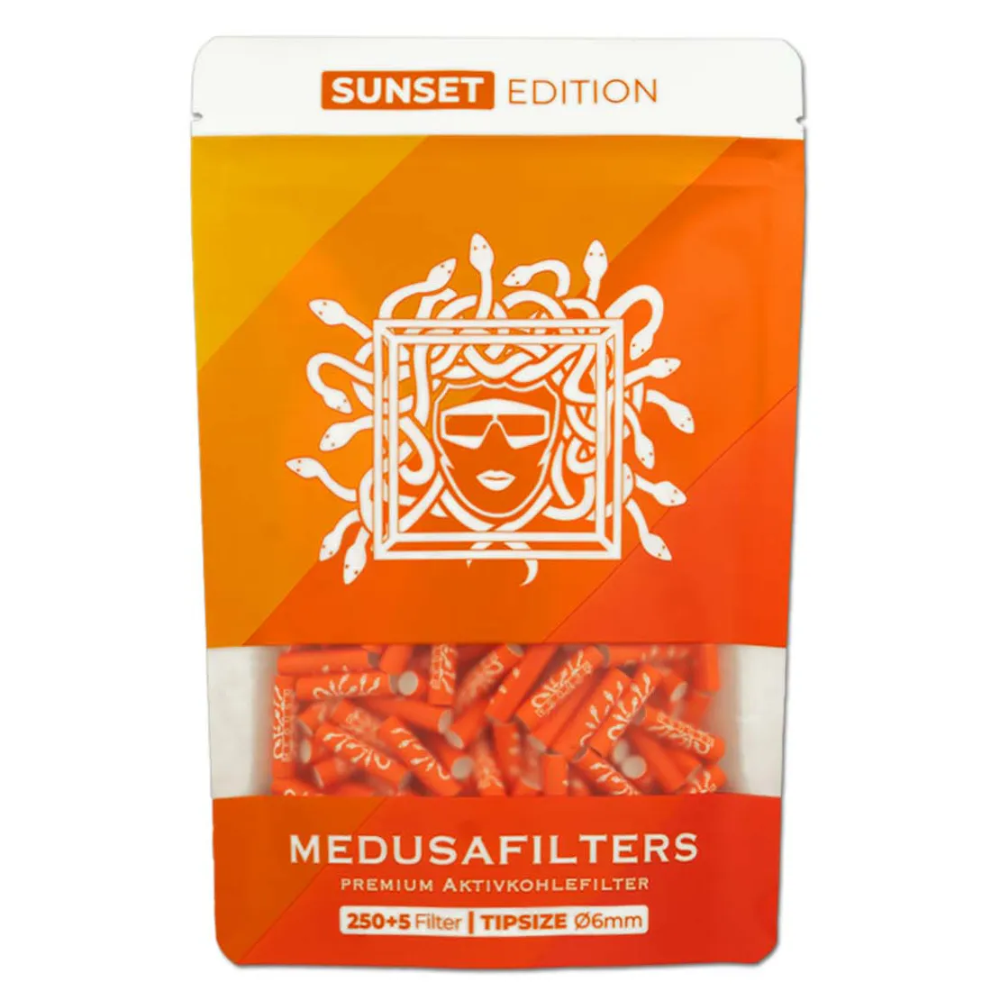 Aktivt kul filtertips præsenteres i en pakke med 255 styk. Pakken har en rektangulær form, domineret af en mørk baggrund med orange og gyldne nuancer, der skaber en solnedgangseffekt. Teksten er i hvid og sort, med tydelige skrifttyper og symboler. Filtertipsene er ensartede, cylindriske og glatte i tekstur, designet til at blive brugt med rør.