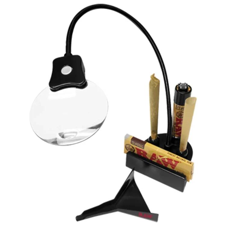 En rektangulær overflade prydet med et komplekst geometrisk mønster i nuancer af grå og sort. Mønstret skaber en visuel dybde med lette skygger og højdepunkter, der giver en tekstureret fornemmelse. Materialet synes at være en form for komposit eller keramik med en glat finish, der reflekterer lys. Elementerne er arrangeret symmetrisk, hvilket skaber balance i designet.