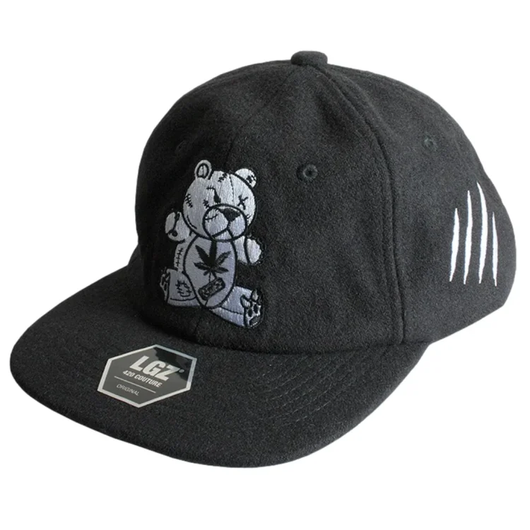 En flat cap i en varm, brun nuance præsenterer sig med en let tekstureret overflade. Skærmen er kort og buet, mens selve huen har en rund form, der giver en afslappet pasform. Indersiden er foret med en blød, mørk farve, og en lille, diskret knap pryder toppen, hvilket tilføjer et klassisk præg.