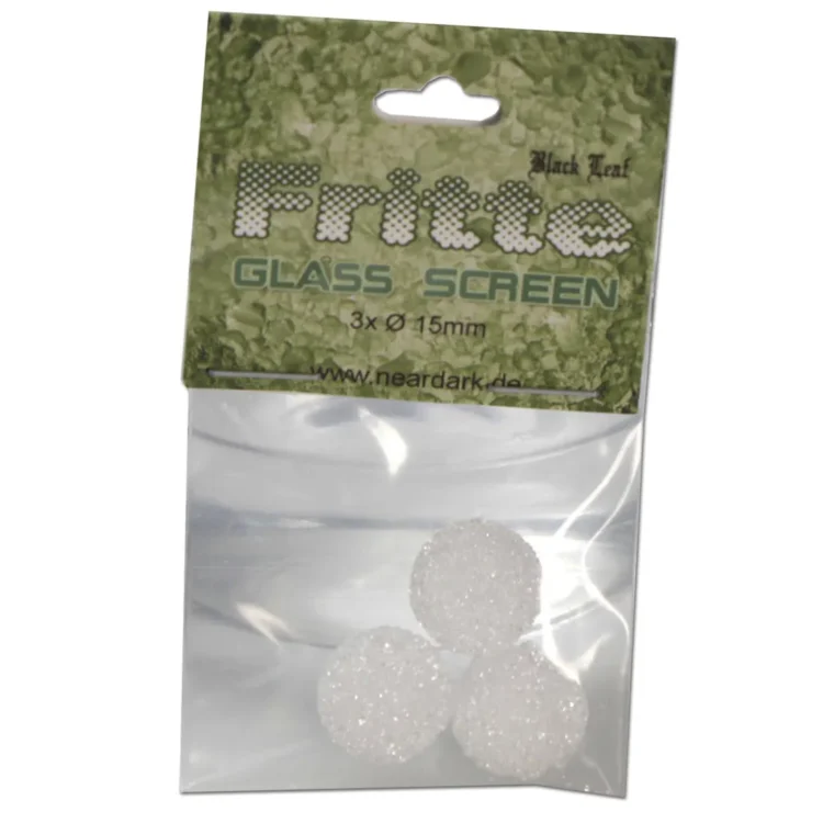 Et fritstående glasriste med en tykkelse på 15 mm præsenterer sig i en dyb sort farve. Overfladen har en glat, skinnende tekstur, der reflekterer lys. Risten har en let buet form med afrundede kanter, hvilket giver et elegant udtryk. Mønstret af blade er subtilt indgraveret, hvilket tilføjer en dekorativ dimension til det minimalistiske design.