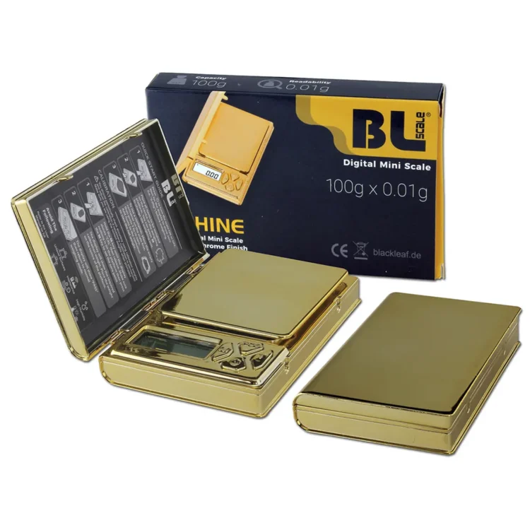 En guldfarvet vægt med en glat, skinnende overflade pryder midten af kompositionen. Den har en cirkulær form med en tydelig skala, der viser måleenhederne i gram. Vægten er omkranset af en subtil tekstur, der giver dybde, og den er placeret på en flad, neutral baggrund, der fremhæver dens elegant design.