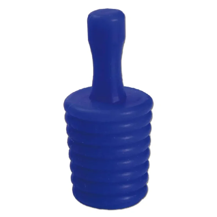 En silikoneprop i klar, transparent farve præsenteres med en glat overflade og en blød, fleksibel struktur. Den har en rund form med en let udvidet kant, der skaber et tætsluttende forsegling. Propens indre del er let buet, hvilket gør den velegnet til at dække åbninger. Materialet fremstår holdbart og vandafvisende.