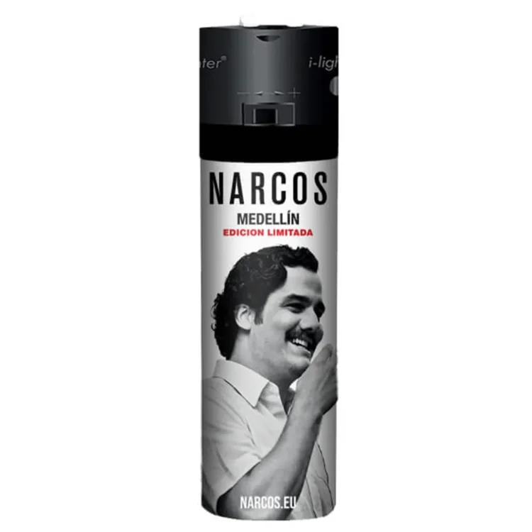 En sølvfarvet lighter med en blank overflade, der reflekterer lys, præsenterer et detaljeret mønster. Lighterens krop er rektangulær med afrundede kanter, mens toppen har en enkelt, let hævet knap til tænding. Der er indgraverede symboler og teksturer, som tilføjer dybde til designet. Farverne spænder fra metalgrå til dybe sorte nuancer i mønsteret.