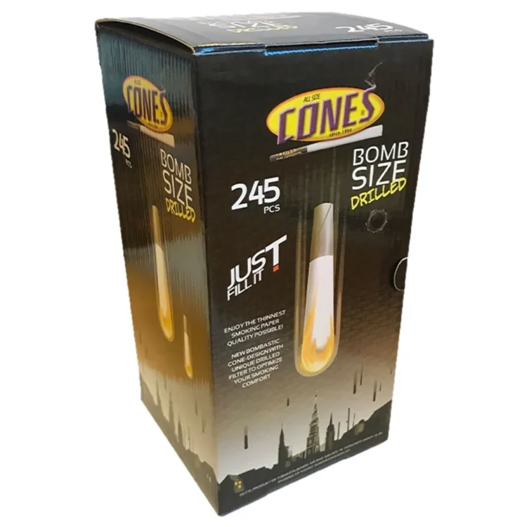 En samling af koniske papirs forme, hver med en lys hvid farve og glat overflade. De er stablet i en bunke, hvilket giver en ensartet og symmetrisk fremtoning. Hver form har en skarp spids i toppen og en bredere base, der sikrer stabilitet. Der er 245 stk., hvilket skaber en visuel masse og struktur.