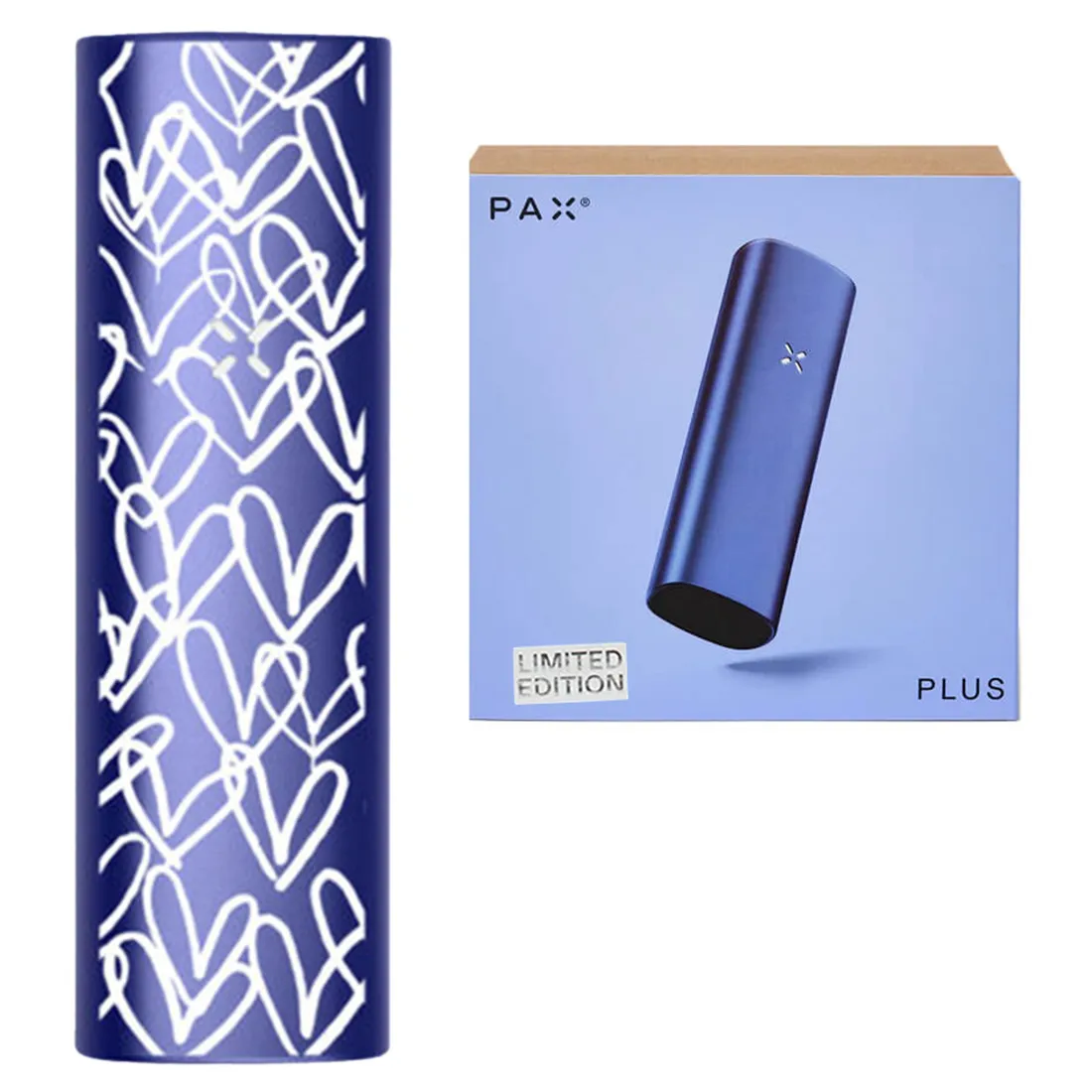 En blød, periwinkle blå pude pryder overfladen med en glat tekstur. Den har et abstrakt mønster i nuancer af lyserød, hvid og gul, der skaber en dynamisk kontrast. Puden har en firkantet form med synlige sømme, der rammer den ind. Farverne er harmoniske og giver et friskt udtryk, der tilføjer liv til rummet.