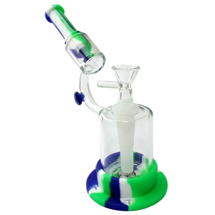 En 21 cm høj bong i silikone med en dyb grøn og blå farveblanding. Den har en rund base, der gradvist snævrer ind mod halsen. Overfladen er glat med en let blød tekstur, og der er en indbygget perkolator. En lille metal skål er placeret i bunden, mens et mundstykke i samme farver afslutter designet.