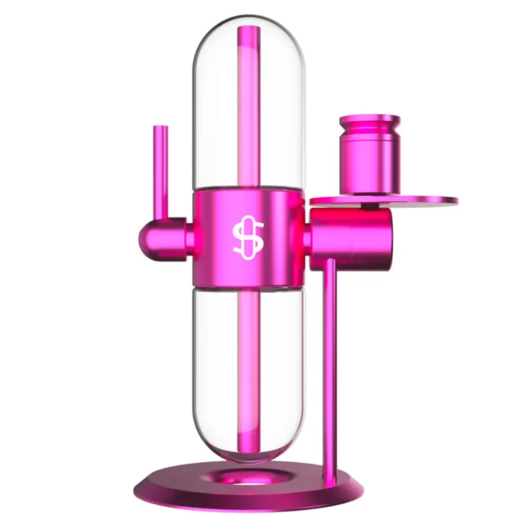 Stundenglass er en vandpibe med en elegant, pink farve. Den glatte, buede form på glasset giver en moderne æstetik. Øverste del er udstyret med en metallisk, forkromet hals, der skaber kontrast til den bløde farve. Bunden er bred og stabil, og den indeholder detaljerede mønstre, der tilføjer visuel interesse.