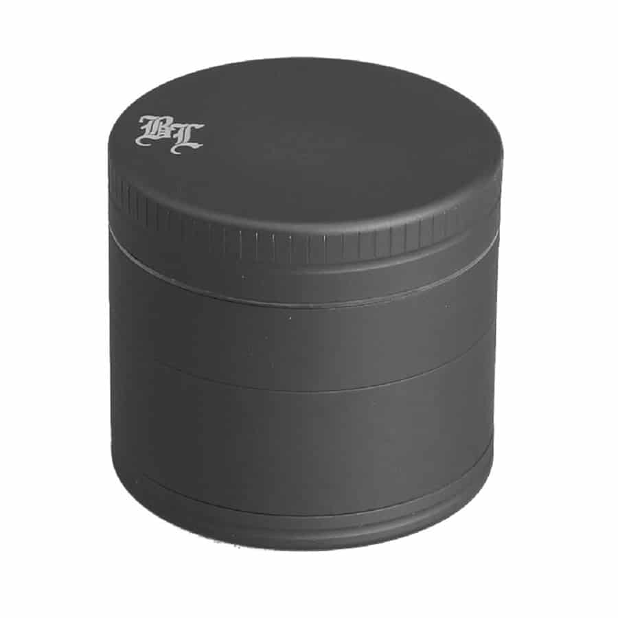 En sort kværn med en mat grå overflade har en cylindrisk form og en diameter på 49 mm. Den øverste del er udstyret med en skruelås, som sikrer, at den forbliver tæt lukket. På toppen er der indgraveret et bladmotiv, som tilføjer et dekorativt element. Kværnens tekstur er glat, og den har en let reflekterende finish.