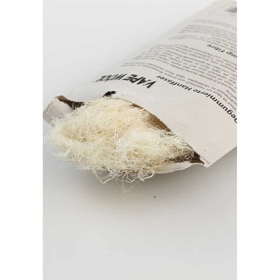 En sort, stiliseret vape med en glat, mat overflade dominerer beskrivelsen. Den har en ergonomisk form, der giver et komfortabelt greb. På kroppen findes et enkelt, diskret logo i hvid farve. En lille, gennemsigtig beholder nederst viser en let farvet væske. Kanten er let afrundet, hvilket tilføjer en blødhed til designet.