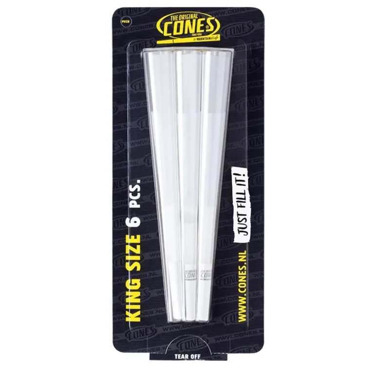 Seks koniske isvafler præsenteres i en let gyldenbrun farve med en sprød overflade. De har en karakteristisk, ribbet struktur, der løber vertikalt ned ad siderne, hvilket giver en taktil dimension. Hver vaffel har en åbning i toppen, der er bred og indbydende. De står oprejst på en hvid baggrund, hvilket fremhæver deres form og farve.