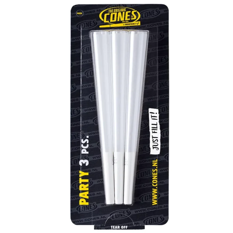 Tre cones i en livlig orange farve er stablet oven på hinanden. Hver cone har en glat, skinnende overflade og en bred, rund bund, der gradvist indsnævres mod toppen. De er fremstillet af letvægtsplast, hvilket giver dem en fleksibel struktur. Mønsteret på overfladen er ensartet uden synlige teksturer eller detaljer.