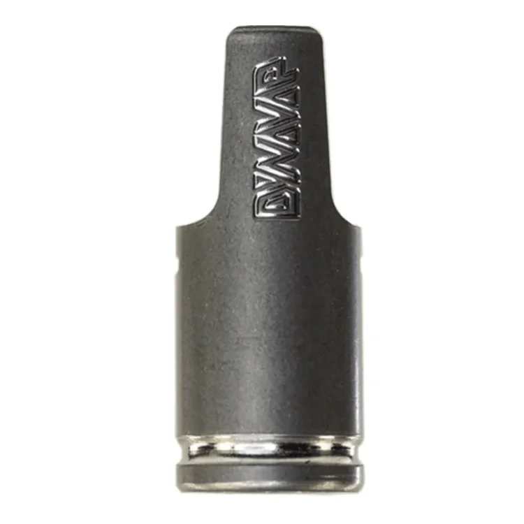 Armored cap i rustfrit stål præsenterer en glat, metallisk overflade med en børstet finish, der giver en mat og industrielt udtryk. Den har en cirkulær form med en let hævet kant. Overfladen er prydet med et diskret mønster af små riller, der skaber tekstur og greb. Kanten er præcist udformet, hvilket bidrager til dets robuste udseende.